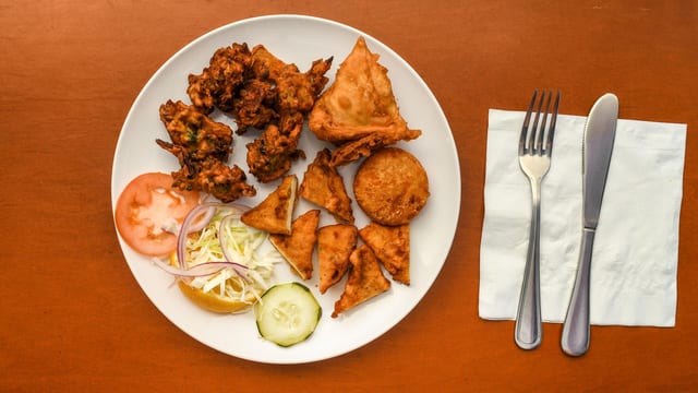 Veg Platter (Mixed Vegetable Pakora, Samosa, and Paneer)