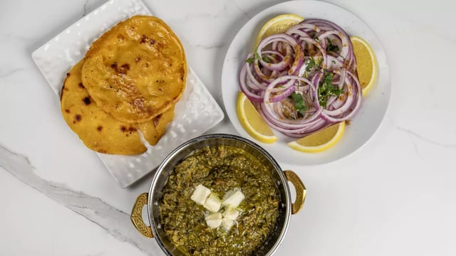 Sarson ka Saag with Two Maki di Roti